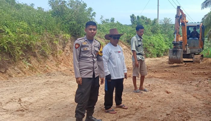 Monitoring Perbaikan Jalan Desa, Bhabinkamtibmas Desa Sartanamaju Pastikan Progres Berjalan Lancar
