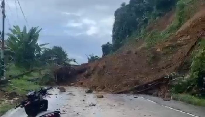 Longsor Tutup Akses Jalan Trans Sulawesi Mamuju Tengah