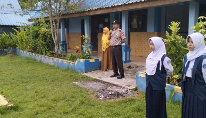 Sampaikan Pesan Kamtibmas, Bhabinkamtibmas Sambangi SMP 5 Topoyo