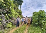Dorong Penyelesaian Sengketa Secara Kekeluargaan, Bhabinkamtibmas Desa Tasokko Dampingi Pengukuran Lahan