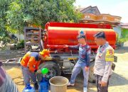 Polri Hadir di Tengah Kekeringan, Air Bersih Mengalir untuk Warga Waeputeh