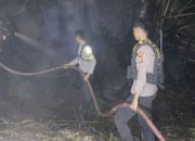 Api Mengancam Permukiman, Bhabinkamtibmas Bersama Damkar dan Warga Bergerak Cepat