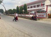 Bhabinkamtibmas hadir di pagi hari, kawal pelajar menyeberang dengan aman
