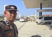 Bhabinkamtibmas Pantau SPBU Benteng, Pastikan Warga Beraktivitas dengan Aman