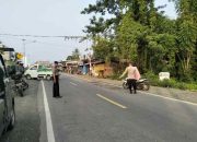 Polisi Bersama Masyarakat Bhabinkamtibmas Polsek Karossa Atur Lalu Lintas di Pertigaan SD Durikumba