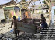 Bhabinkamtibmas Polsek Topoyo Turun Tangan Bantu Warga Bongkar Rumah