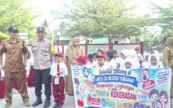 Bhabinkamtibmas Polsek Tobadak Jadi Pembina Upacara dan Edukasi Pelajar