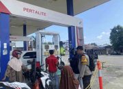 Bhabinkamtibmas Polsek Topoyo Turun Langsung Jaga Ketertiban SPBU
