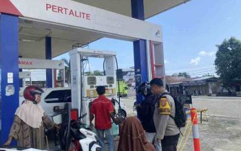 Bhabinkamtibmas Polsek Topoyo Turun Langsung Jaga Ketertiban SPBU