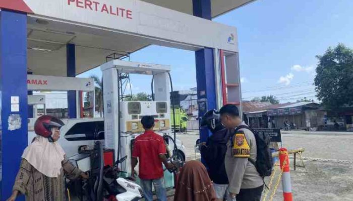 Bhabinkamtibmas Polsek Topoyo Turun Langsung Jaga Ketertiban SPBU
